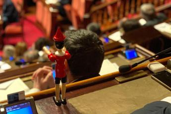 C'è un Pinocchio al Senato e Casellati sospende seduta /Video