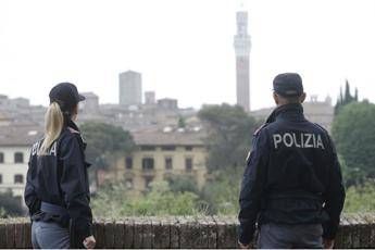 Minorenne si barrica in casa 24 ore, poi lo sfogo con i poliziotti: 'Ho perso figure di riferimento' Minorenne si barrica in casa 24 ore, poi lo sfogo con i poliziotti: 'Ho perso figure di riferimento'