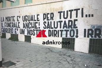 Diabolik, striscione per funerale pubblico in sede Irriducibili Diabolik, striscione per funerale pubblico in sede Irriducibili