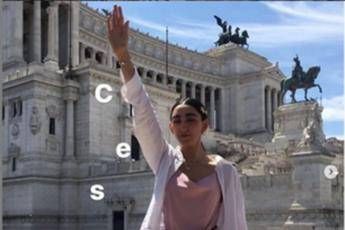 La testimonial di Gucci fa il saluto romano? Bufera sui social La testimonial di Gucci fa il saluto romano? Bufera sui social