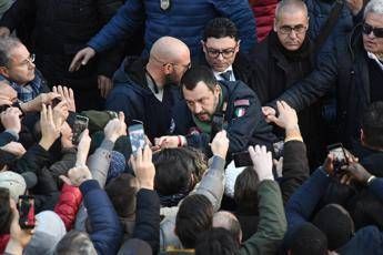 Baciamano a Salvini ad Afragola Baciamano a Salvini ad Afragola