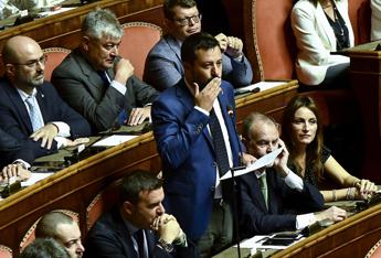 Salvini in Senato in giacca, cravatta e sneakers