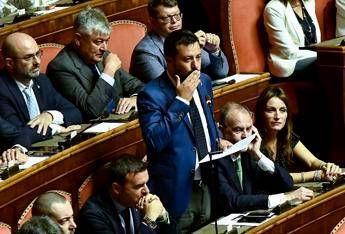 Salvini in Senato in giacca, cravatta e sneakers Salvini in Senato in giacca, cravatta e sneakers