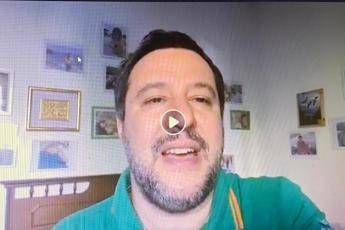 Salvini mostra il 'bilocale' e fan apprezzano: Uno di noi Salvini mostra il 'bilocale' e fan apprezzano: Uno di noi