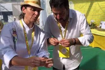 Salvini e i tortellini: Mi è venuto un cappelletto! Salvini e i tortellini: Mi è venuto un cappelletto!