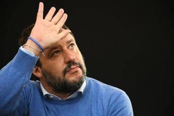 Salvini: Di Maio e Conte si svegliano e insultano, fatevi una vita Salvini: Di Maio e Conte si svegliano e insultano, fatevi una vita