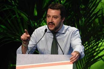 Migranti, Salvini: Il Papa incentiva l'immigrazione clandestina Migranti, Salvini: Il Papa incentiva l'immigrazione clandestina