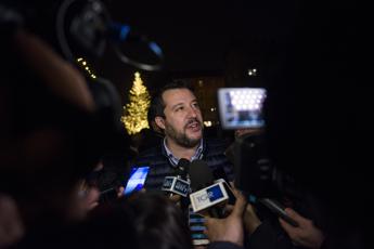 Accompagna Salvini al citofono, le danneggiano l'auto