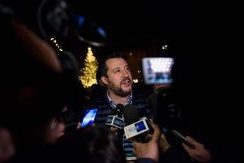 Accompagna Salvini al citofono, le danneggiano l'auto