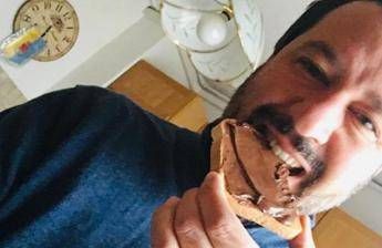 Salvini con pane e nutella, scoppia la polemica Salvini con pane e nutella, scoppia la polemica
