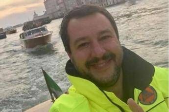 Salvini e il sorriso delle polemiche Salvini e il sorriso delle polemiche