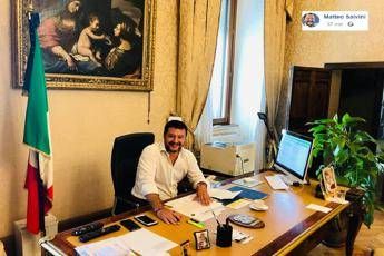 Salvini alla scrivania, un utente: Foto al contrario Salvini alla scrivania, un utente: Foto al contrario