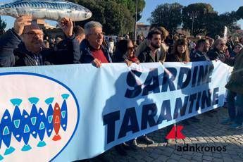 Sardine, da Mannarino a Pink Floyd: la colonna sonora della piazza Sardine, da Mannarino a Pink Floyd: la colonna sonora della piazza