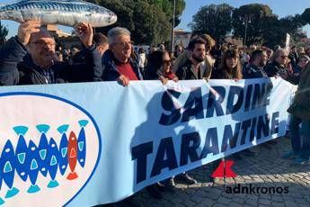 Sardine, da Mannarino a Pink Floyd: la colonna sonora della piazza