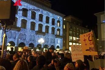 Sardine a Firenze: Siamo 40mila. E parte 'Bella ciao' Sardine a Firenze: Siamo 40mila. E parte 'Bella ciao'