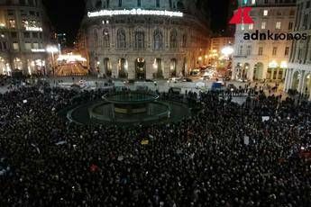 Le sardine a Genova, 8mila in piazza De Ferrari Le sardine a Genova, 8mila in piazza De Ferrari