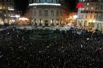 Le sardine a Genova, 8mila in piazza De Ferrari