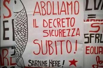 Sardine nere in corteo a Napoli, ecco chi sono Sardine nere in corteo a Napoli, ecco chi sono