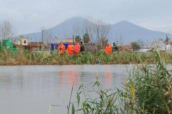 Maltempo, fiume Sarno invade strade nel napoletano