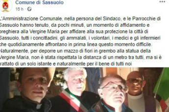 Coronavirus, sindaco Sassuolo vicino preti per preghiera: ira sui social