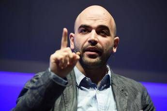 Dei fessi bisogna aver paura, Saviano contro Salvini Dei fessi bisogna aver paura, Saviano contro Salvini