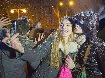 Allarme 'selfie', fanno aumentare la diffusione dei pidocchi tra i teenager Allarme 'selfie', fanno aumentare la diffusione dei pidocchi tra i teenager