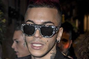 Sfera Ebbasta si tatua sei stelle per le vittime Sfera Ebbasta si tatua sei stelle per le vittime
