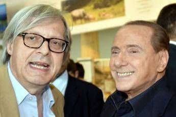 Vieni a Rimini, anzi al Papeete, siparietto Sgarbi-Berlusconi Vieni a Rimini, anzi al Papeete, siparietto Sgarbi-Berlusconi