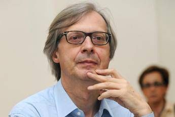 Sgarbi: A Sutri multe a chi porta la mascherina senza necessità Sgarbi: A Sutri multe a chi porta la mascherina senza necessità