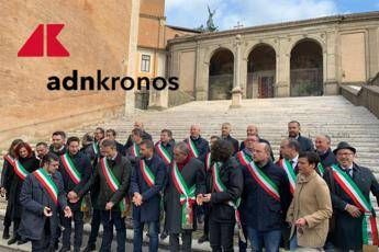 Non siamo pattumiera di Roma, protesta sindaci in Campidoglio Non siamo pattumiera di Roma, protesta sindaci in Campidoglio