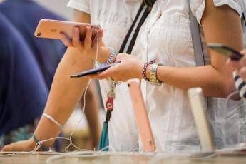 Giovanissimi e sesso sul web: Inibiti nella vita reale Giovanissimi e sesso sul web: Inibiti nella vita reale