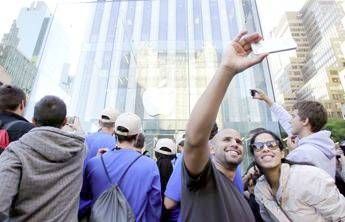 Lo psicologo: selfie sintomo di narcisismo dilagante, male anche sociale Lo psicologo: selfie sintomo di narcisismo dilagante, male anche sociale