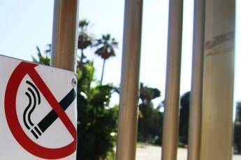 Milano mette al bando il fumo all'aperto Milano mette al bando il fumo all'aperto
