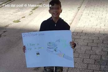 Bambino manifesta da solo, Emiliano: È il mio eroe