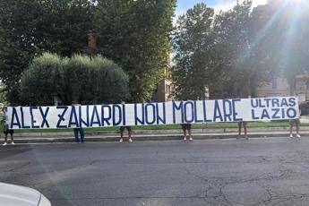 'Alex non mollare', striscione di solidarietà da Ultras Lazio 'Alex non mollare', striscione di solidarietà da Ultras Lazio