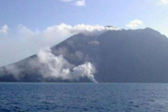 Violente esplosioni dallo Stromboli, turisti in mare