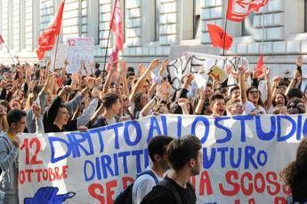 Studenti bruciano manichini Salvini e Di Maio Studenti bruciano manichini Salvini e Di Maio