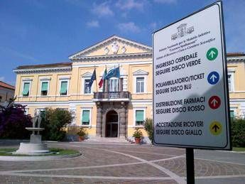 Ebola, febbre e disturbi gastrointestinali per l'infermiere ricoverato allo Spallanzani Ebola, febbre e disturbi gastrointestinali per l'infermiere ricoverato allo Spallanzani
