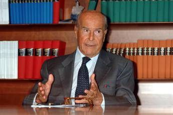 Veronesi, non esistono bimbi sintetici e gay possono essere bravissimi genitori Veronesi, non esistono bimbi sintetici e gay possono essere bravissimi genitori
