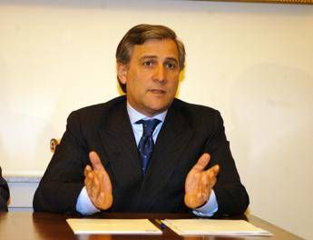 Antonio Tajani promuove il nuovo corso di Forza Italia: ''Si può stare nel Ppe e allearsi con la Lega'' Antonio Tajani promuove il nuovo corso di Forza Italia: ''Si può stare nel Ppe e allearsi con la Lega''
