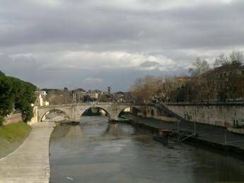 Natale di Roma, scontro durante regata storica: 4 canottieri finiscono nel Tevere Natale di Roma, scontro durante regata storica: 4 canottieri finiscono nel Tevere