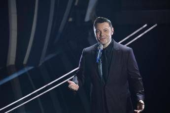 Sanremo fa ore piccole, Tiziano Ferro lancia '#Fiorellostattezitto'