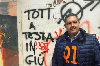 'Toti a testa in giù', scritta su muro 'Toti a testa in giù', scritta su muro