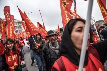 Turchia, lacrimogeni contro manifestanti 1 maggio: oltre 160 arresti Turchia, lacrimogeni contro manifestanti 1 maggio: oltre 160 arresti