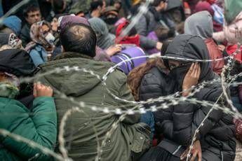 Migranti, Turchia apre frontiere ma Grecia blocca 10mila persone Migranti, Turchia apre frontiere ma Grecia blocca 10mila persone