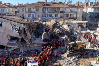 Terremoto in Turchia, bilancio vittime continua a salire Terremoto in Turchia, bilancio vittime continua a salire