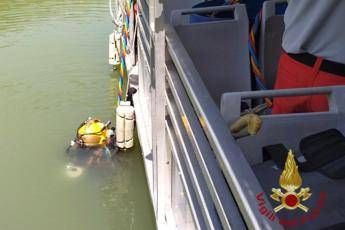 Elicottero precipitato nel Tevere, recuperati i due corpi Elicottero precipitato nel Tevere, recuperati i due corpi