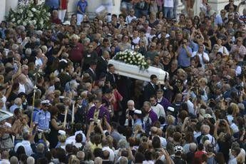 Folla commossa a funerali di Nadia. Don Patriciello: 'Da sempre vicina a più deboli' Folla commossa a funerali di Nadia. Don Patriciello: 'Da sempre vicina a più deboli'