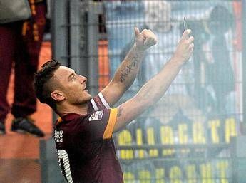 Doppietta e selfie, i media di tutto il mondo celebrano Totti Doppietta e selfie, i media di tutto il mondo celebrano Totti