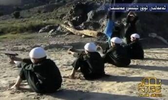 Talebani usano libri di testo pro jihad finanziati dagli Stati Uniti per indottrinare i bambini Talebani usano libri di testo pro jihad finanziati dagli Stati Uniti per indottrinare i bambini